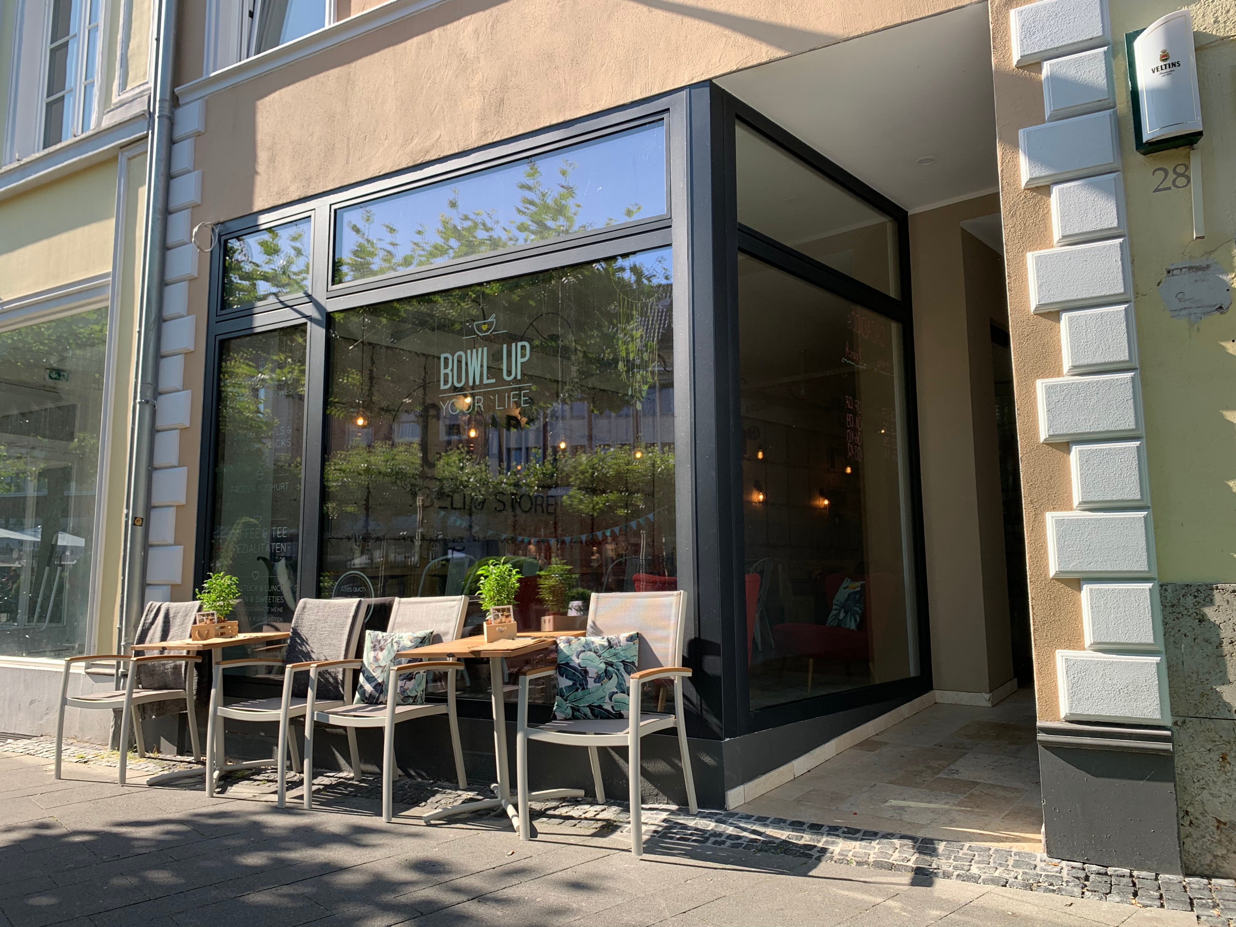 Bauvorhaben Fenster Holz-Aluminium Fassade an einem Straßencaffee